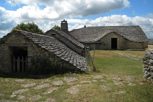 Photo d'une ferme caussenarde typique